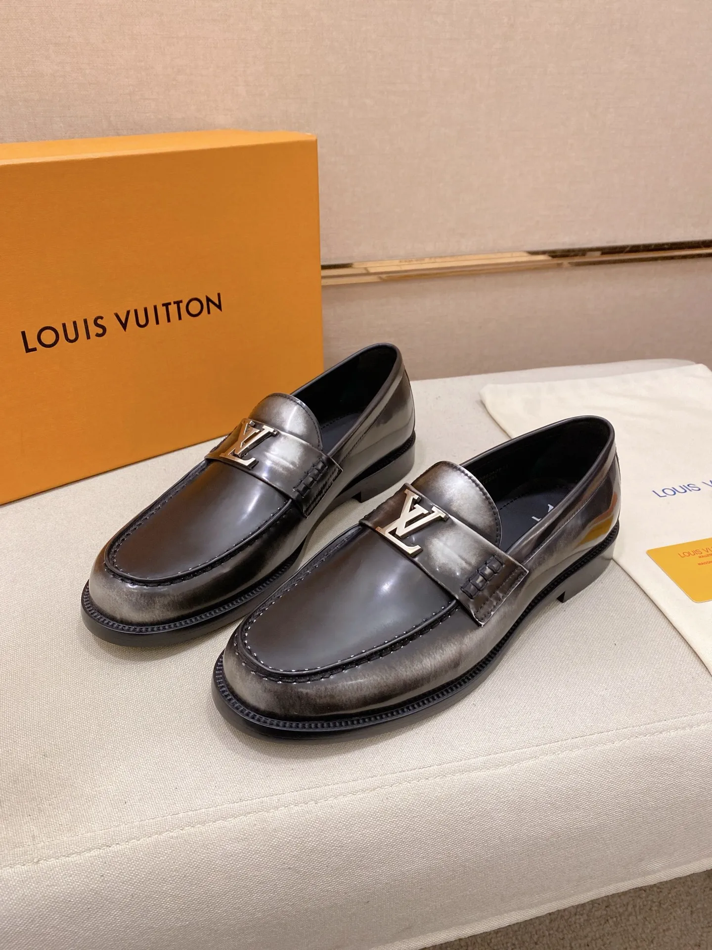 Factory price: 700💰Louis Vuitton LV men's classic Oxford shoes, men's business formal boutique leather shoes, classic model, exquisite almond kernel toe, ultimate art, the whole shoe is made of imported cow leather (open edge beads), carefully selected, fine pores, excellent gloss, soft texture, strong toughness, durable and not easy to deform, apricot calf leather lining, soft and comfortable, sweat-absorbent and breathable. Composite rubber backing at the heel. The front and rear outsole are nailed and reinforced, making them non-slip and wear-resistant. Made with Goodyear craftsmanship, the shoe shape is excellent, light and luxurious, and can be worn in all kinds of formal occasions! Original box and dust bag packaging! Size: 39-44 (38.45. Customized)